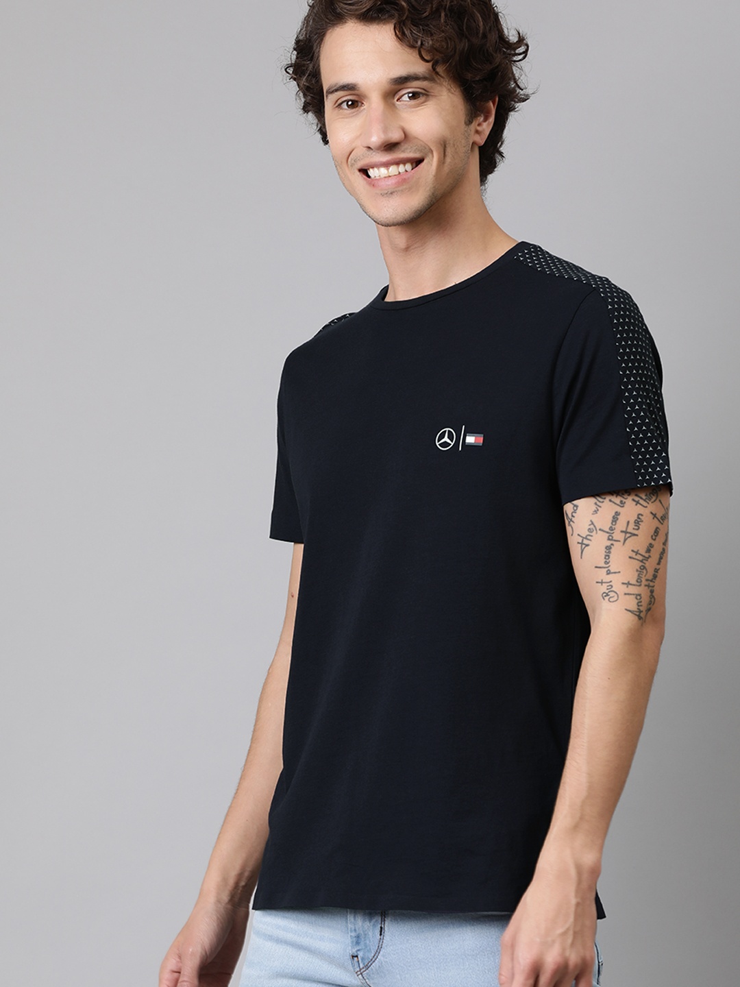 

Tommy Hilfiger Men Navy Blue Solid Slim Fit Round Neck Pure Cotton T-shirt