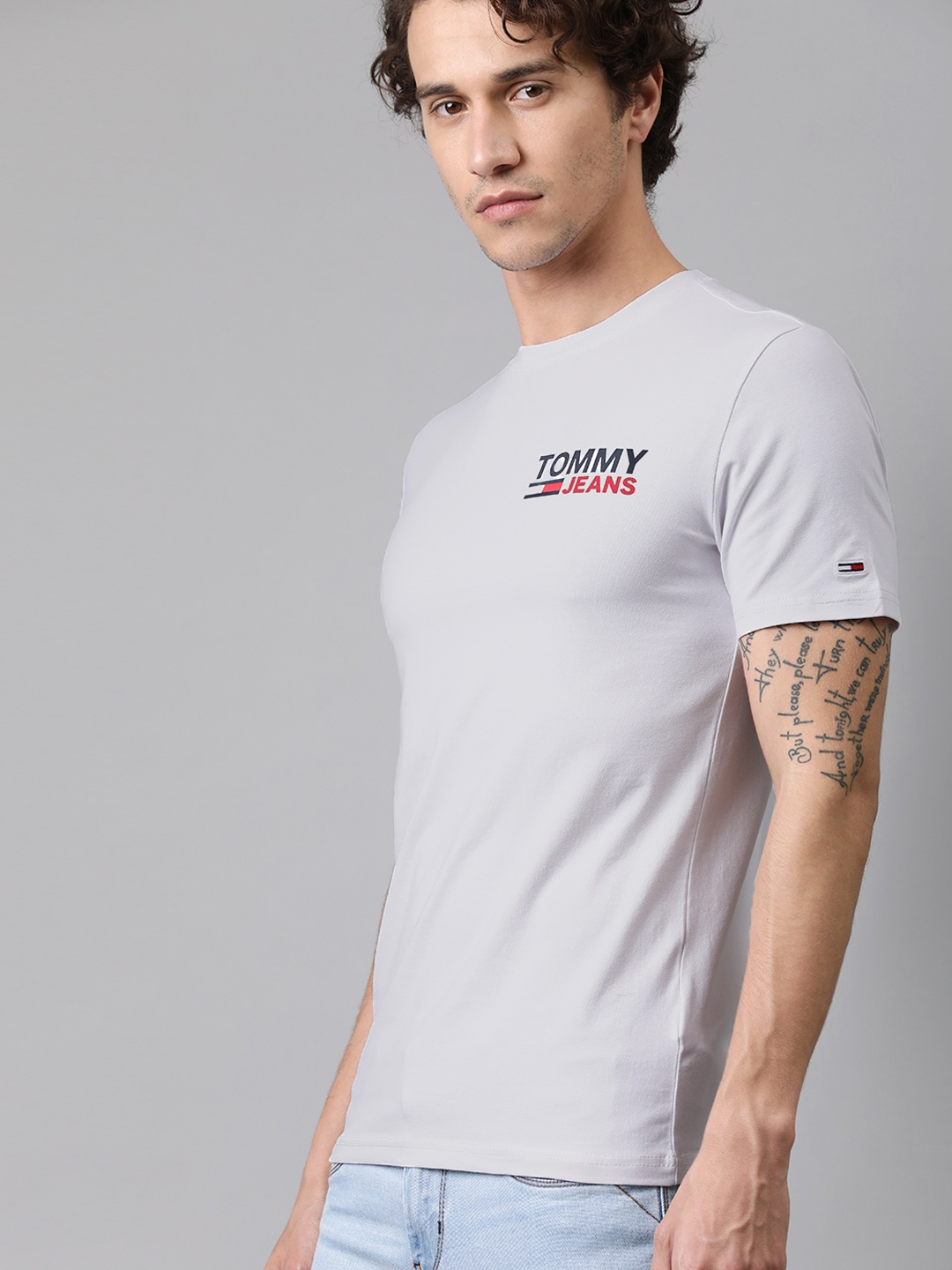 

Tommy Hilfiger Men Off-White Placement Printed Round Neck T-shirt