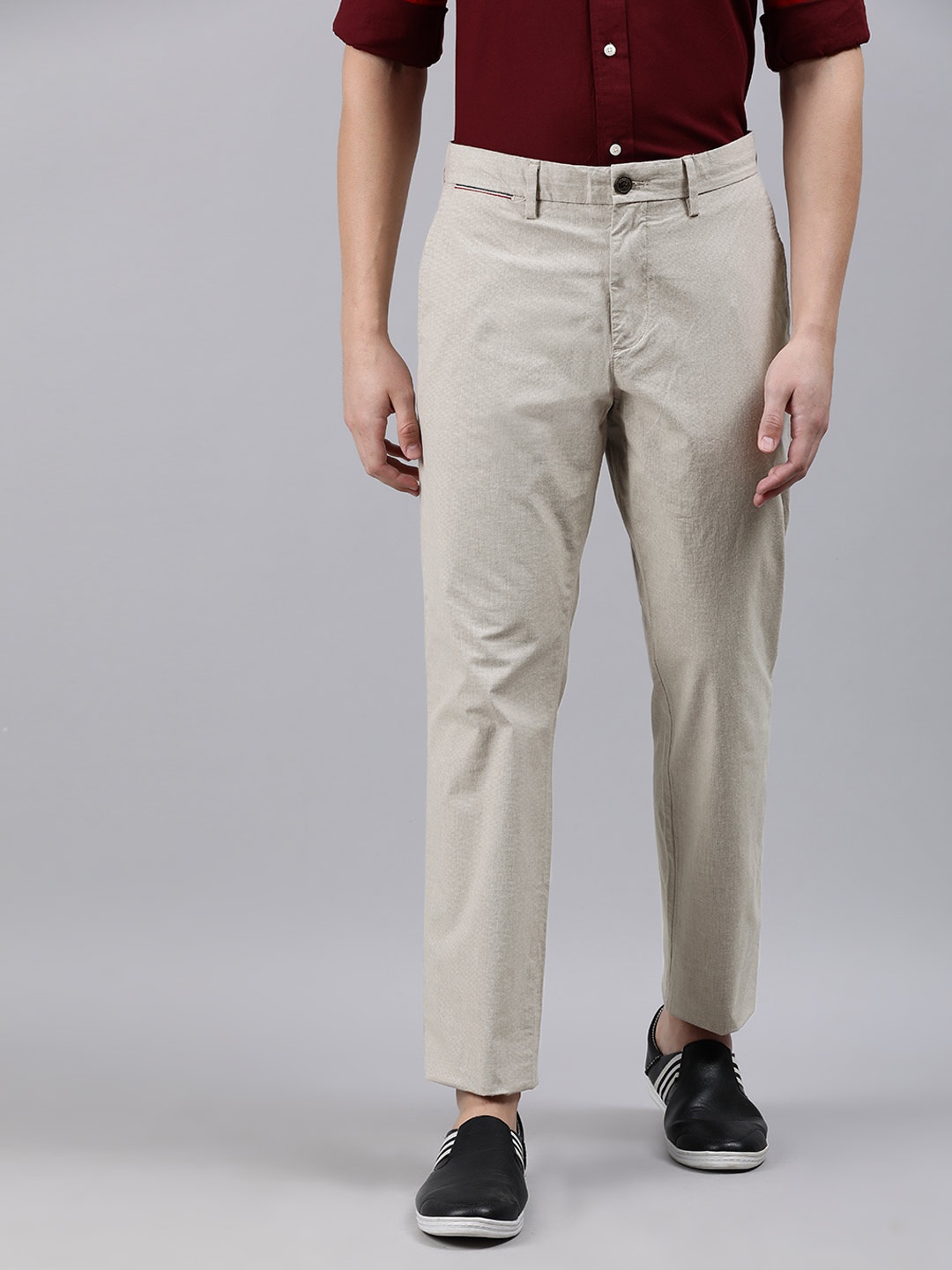 

Tommy Hilfiger Men Beige Regular Fit Houndstooth Self Design Chinos