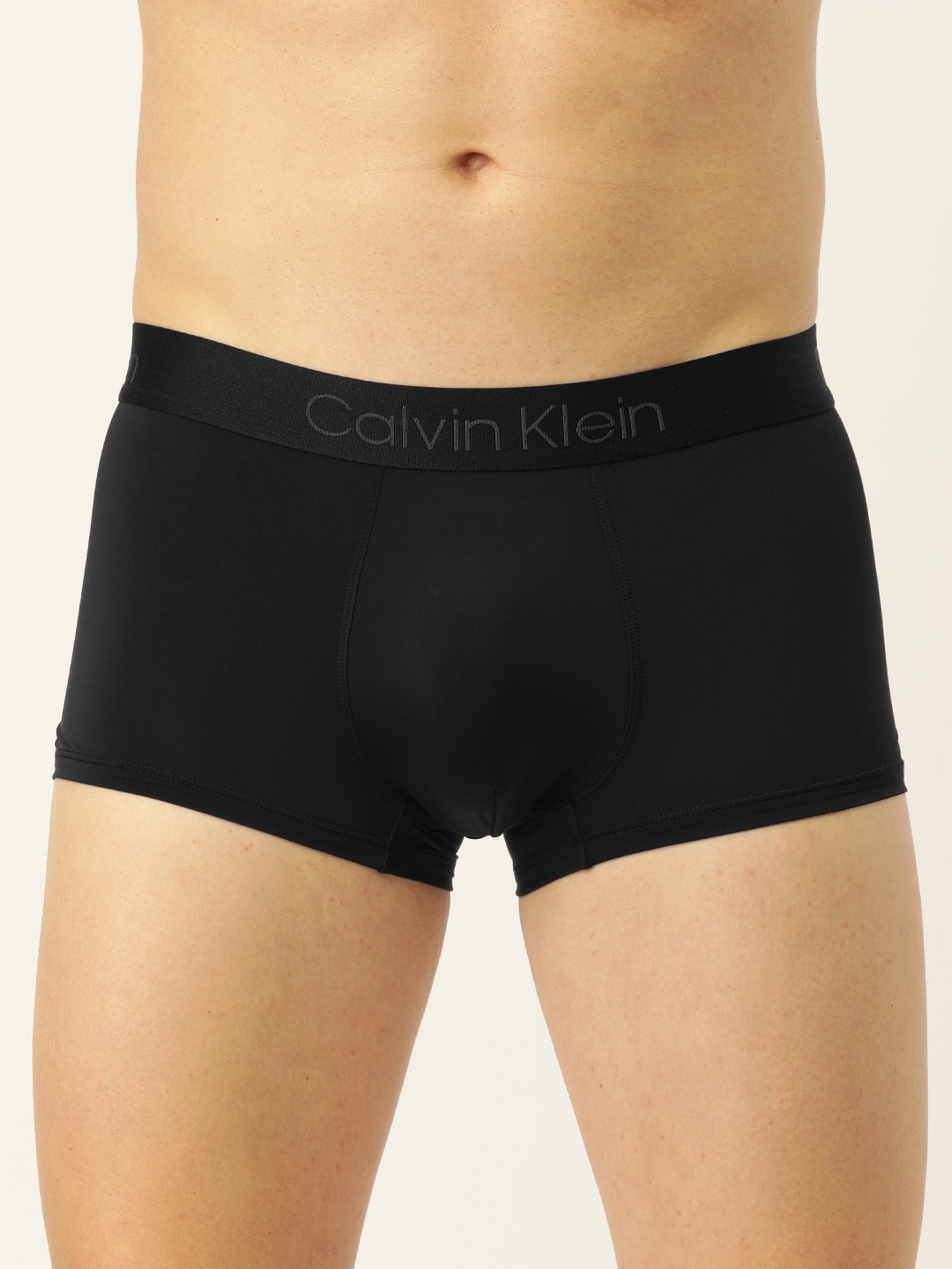 

Calvin Klein Underwear Men Black Solid Trunk NB1929001