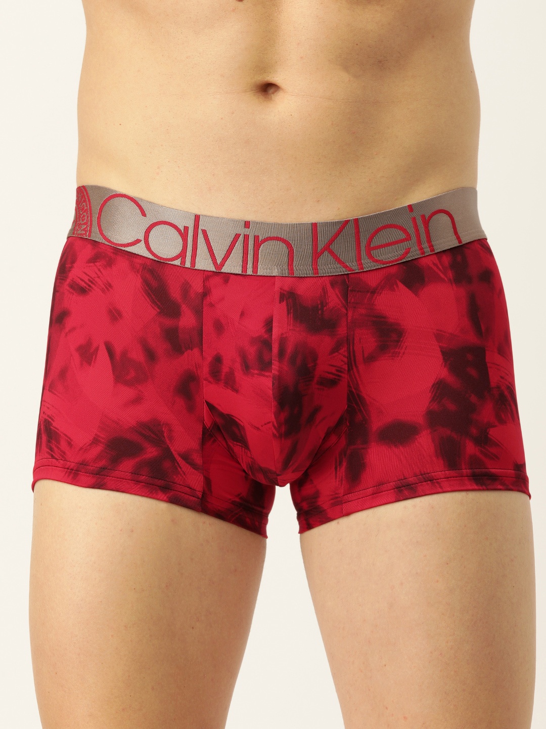 

Calvin Klein Underwear Men Red & Black Printed Trunk NB2543B8X