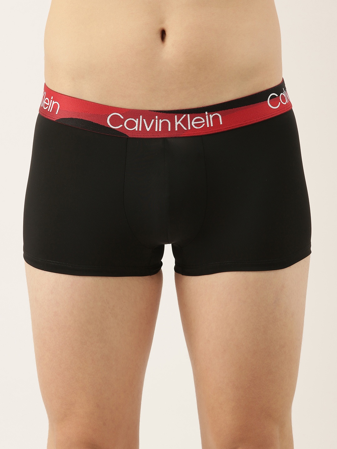 

Calvin Klein Underwear Men Black Solid Trunks NB2494UB1