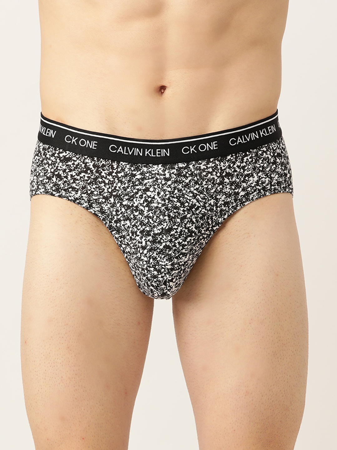 

Calvin Klein Underwear Men Black & White Printed Basic Briefs NB2213921