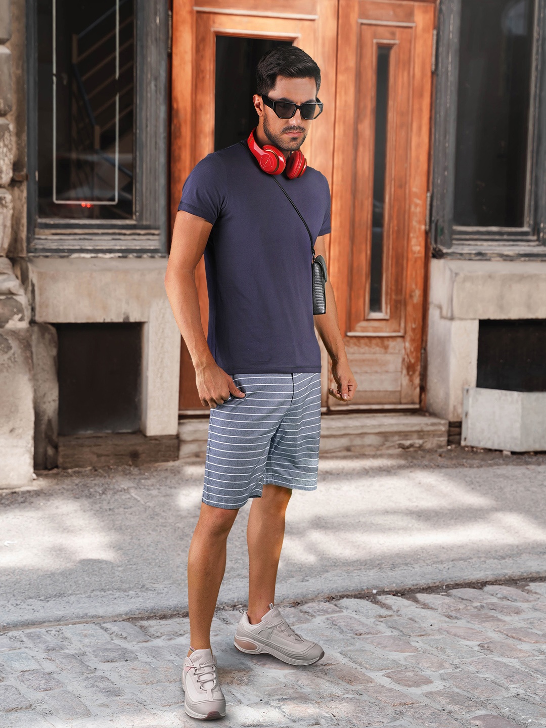 

Tommy Hilfiger Men Navy Blue Striped Regular Fit Regular Shorts