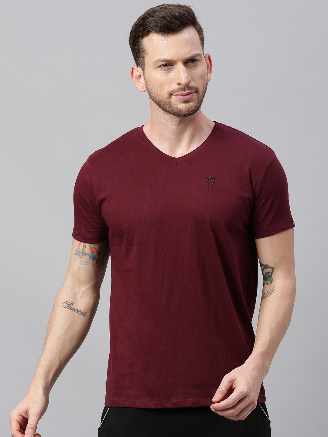 

Urbano Fashion Men Maroon Solid V-Neck Pure Cotton T-shirt