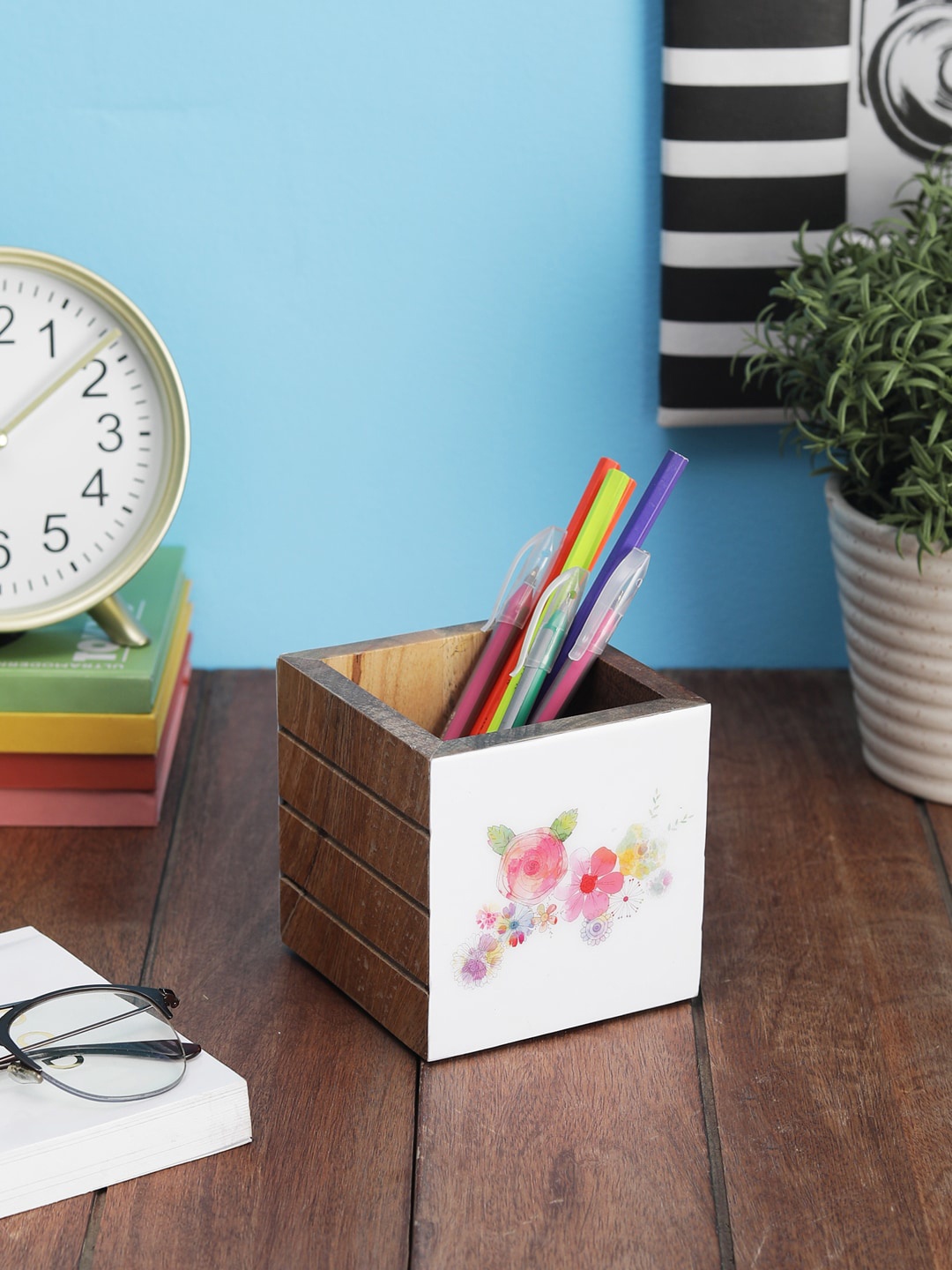 

VarEesha White & Brown Blossom Floral Hand-Painted Mango Wood Stationary Holder