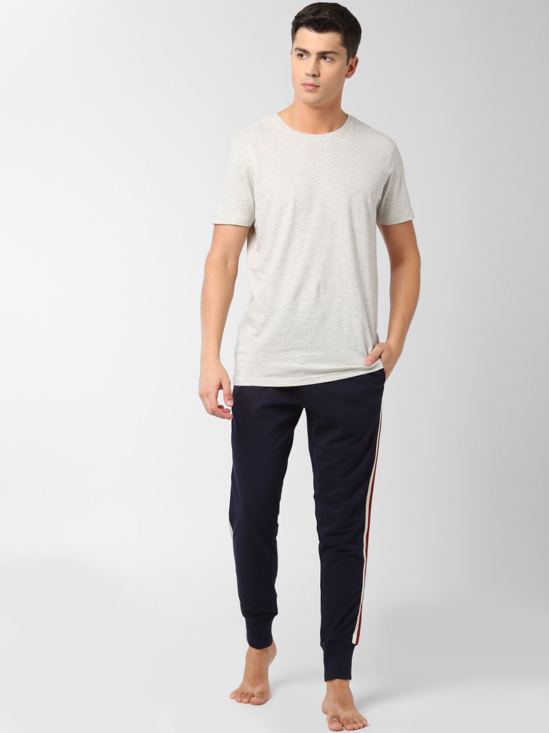 

Peter England Men Grey & Blue Solid T-Shirt & Joggers Set