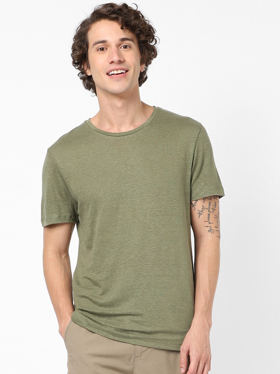 

Celio Men Olive Green Solid Round Neck T-shirt