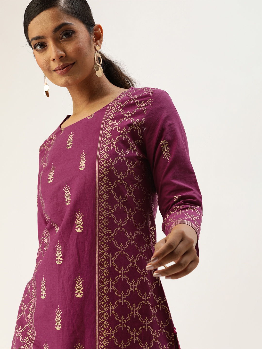 

Varanga Women Magenta Pink & Gold-Toned Foil Printed Straight Kurta