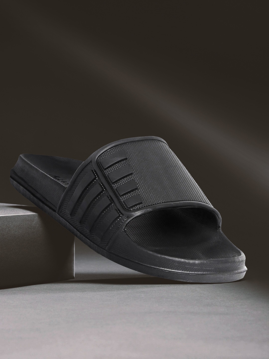 

Mast & Harbour Men Black Textured Sliders