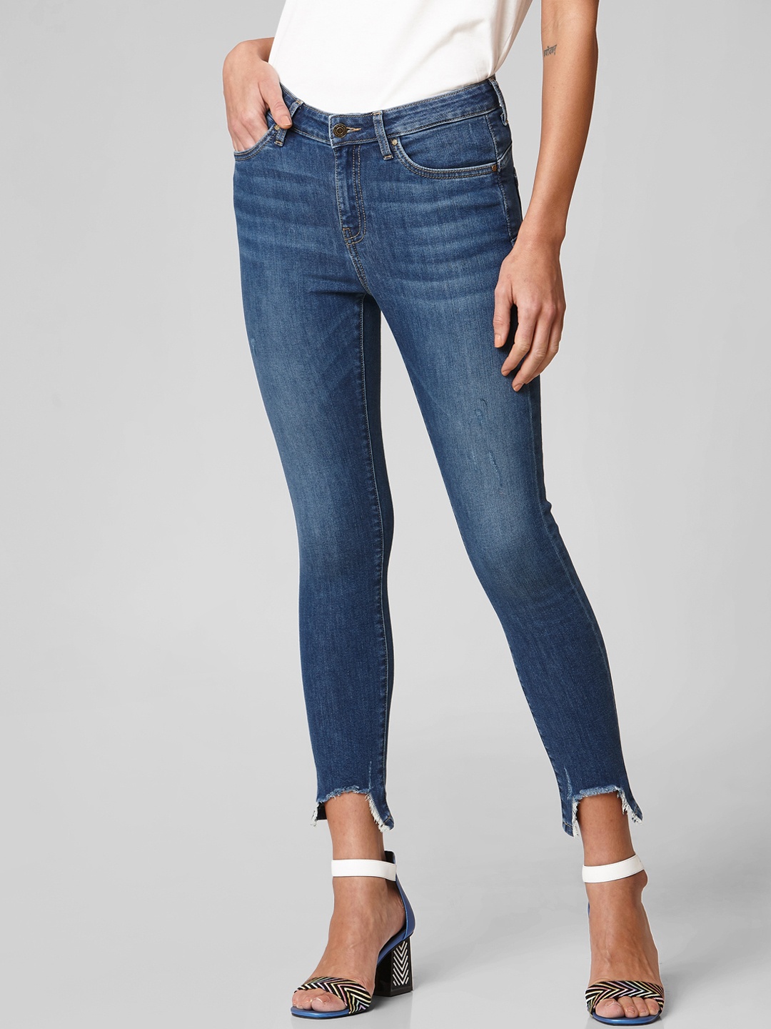 

Vero Moda Women Blue Skinny Fit Mid-Rise Clean Look Stretchable Cropped Jeans
