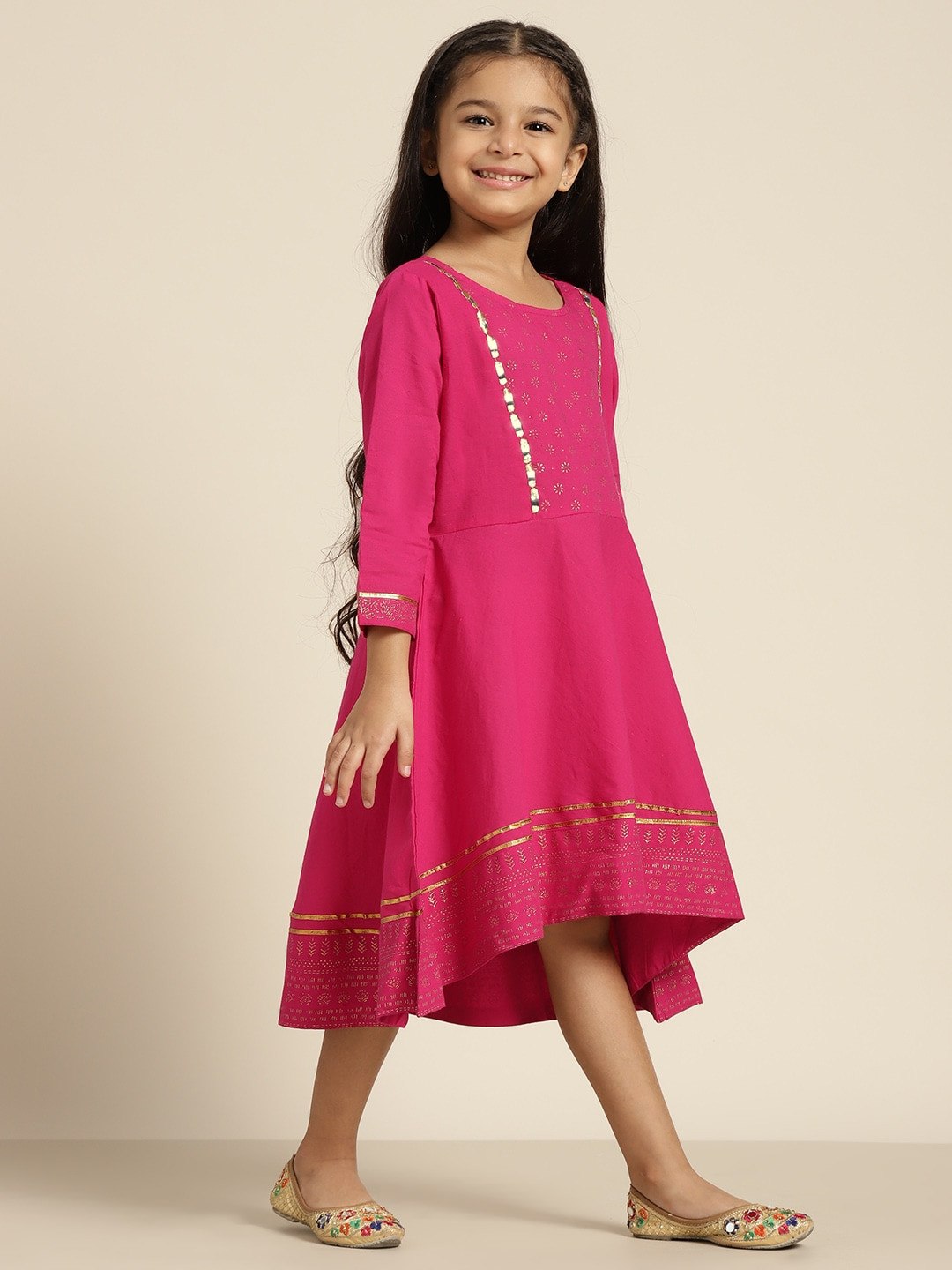 

Sangria Girls Fuchsia & Gold-Toned Floral Yoke Design Gotta Patti Floral Kurta