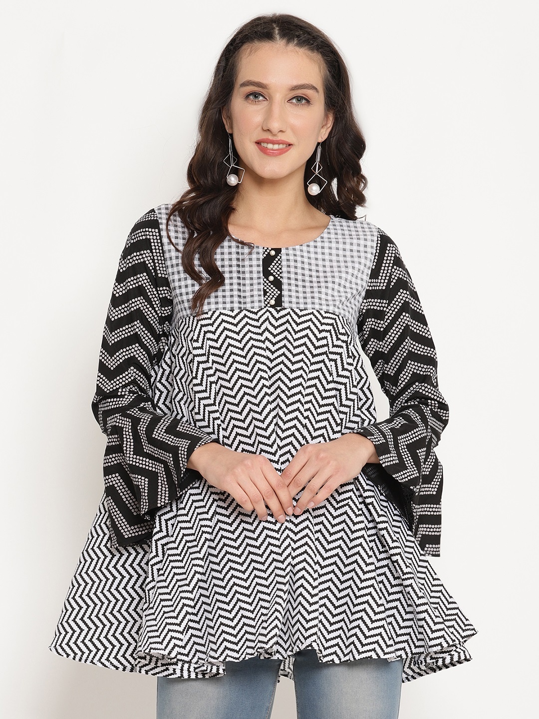 

Ahalyaa Women Black & White Chevron Print Tunic