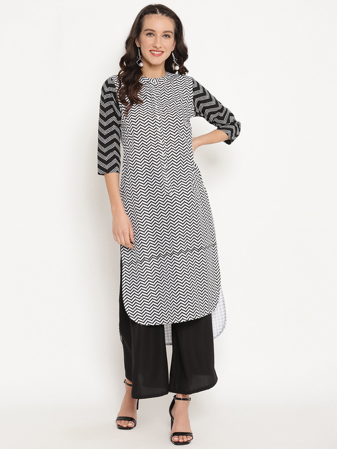 

Ahalyaa Women Black & White Chevron Print High Low Straight Kurta