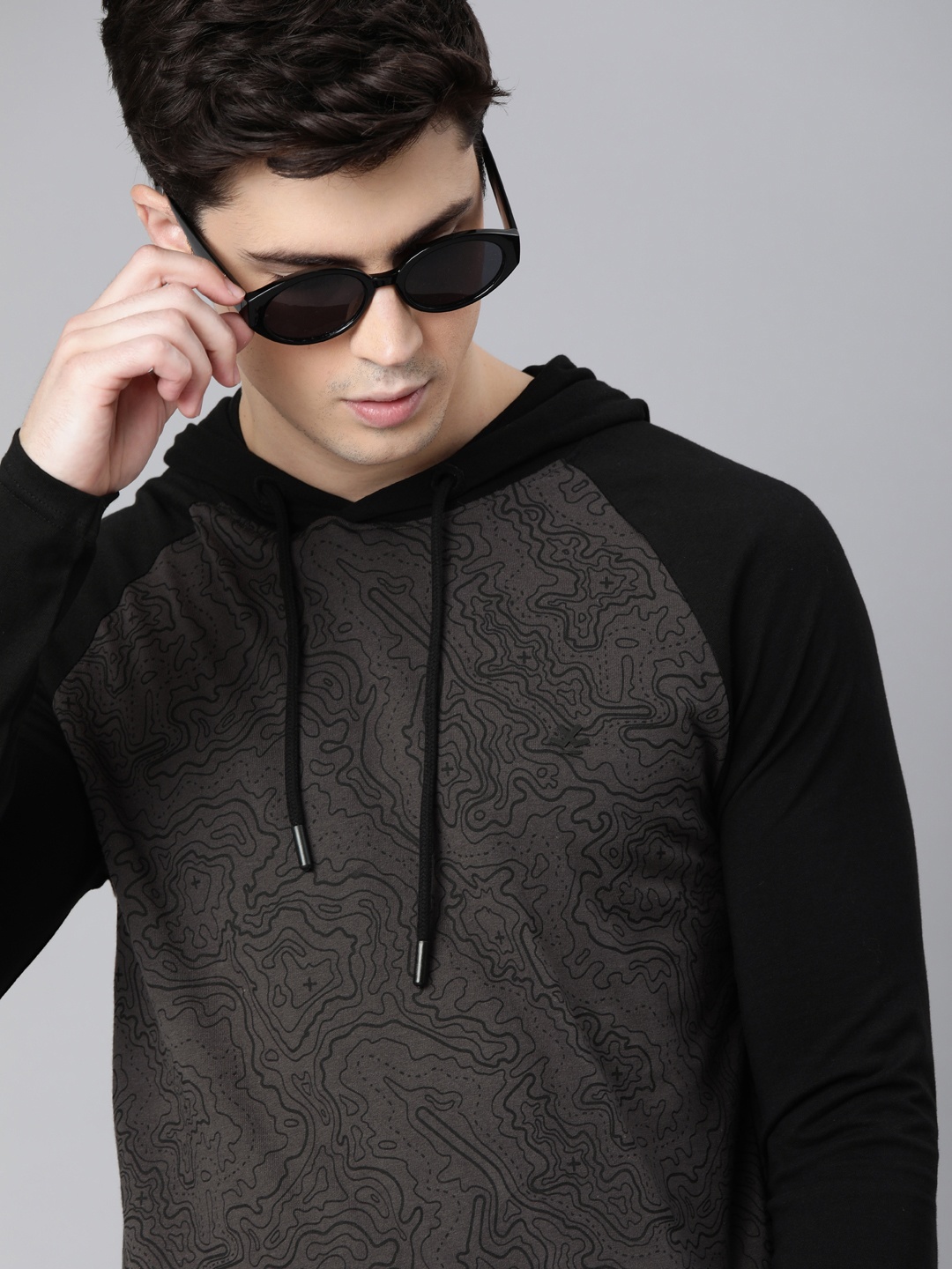 

WROGN Men Charcoal Grey Slim Fit Printed Hooded Sweatshirt