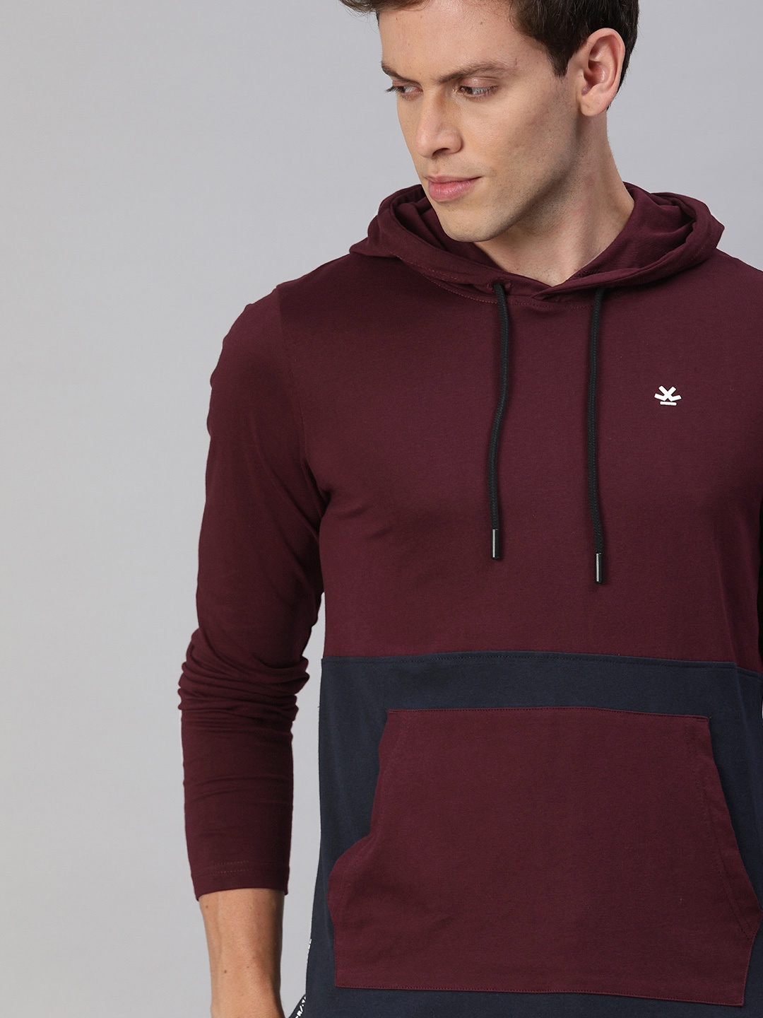 

WROGN Men Burgundy Navy Blue Colourblocked Slim Fit Hood Pure Cotton T-shirt