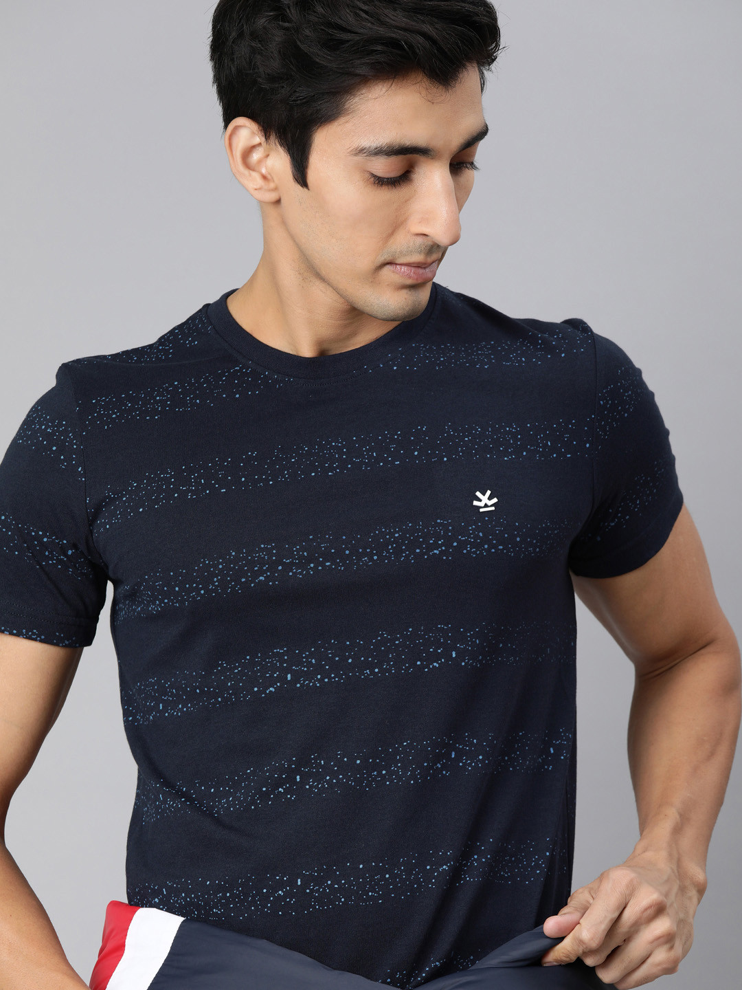 

WROGN Men Navy Blue Slim Fit Striped Round Neck Pure Cotton T-shirt