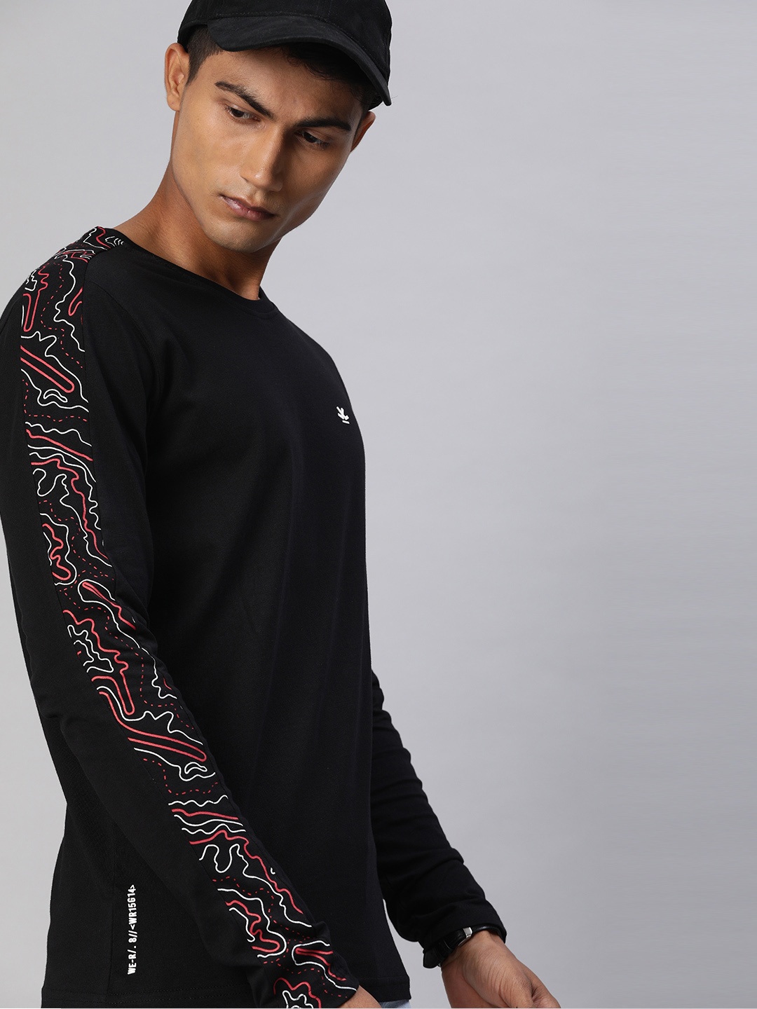 

WROGN Men Black Solid Slim Fit Round Neck T-shirt With Printed Detailing