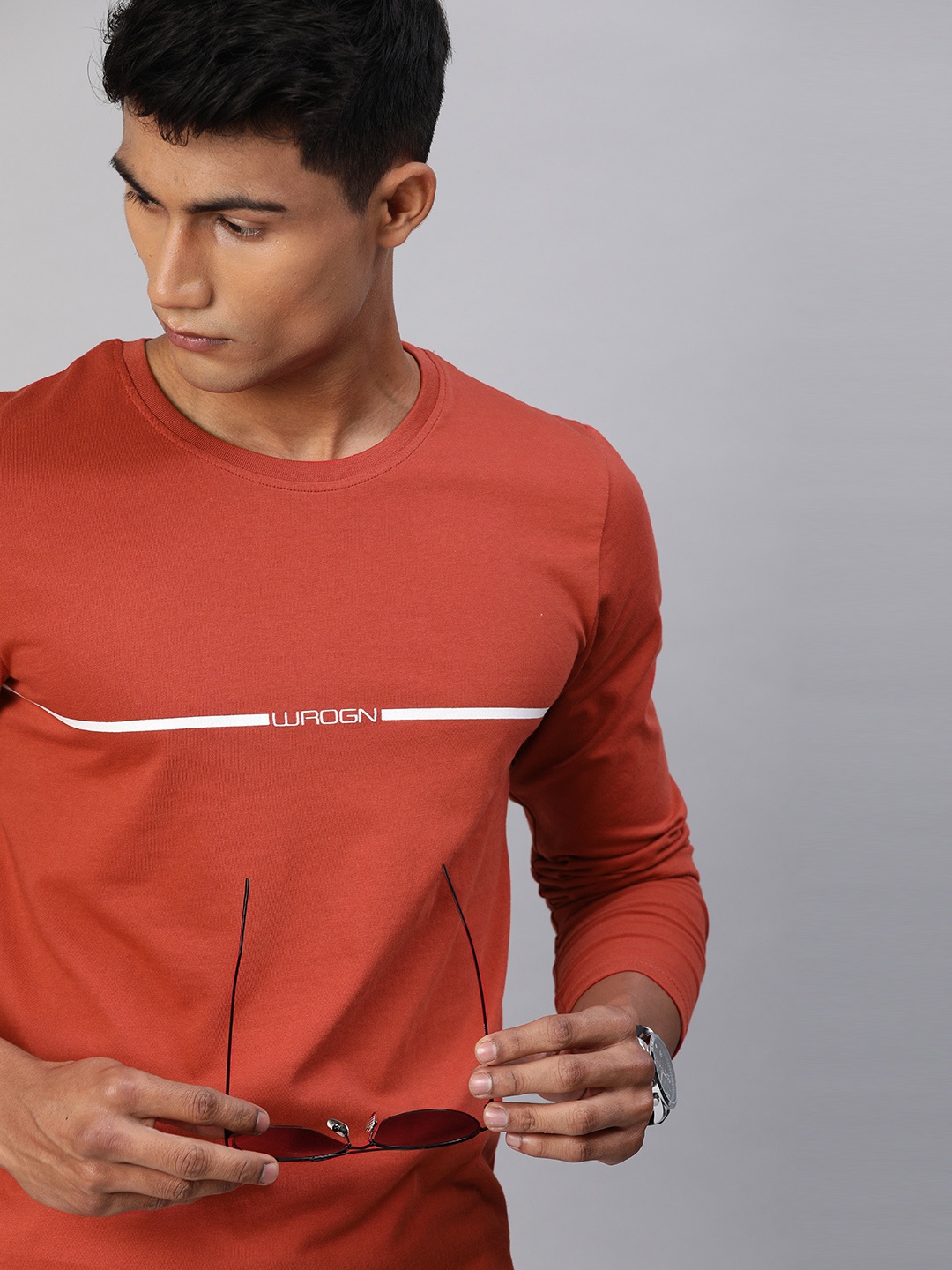

WROGN Men Rust Red Slim Fit Solid Round Neck T-shirt With Printed Detailing