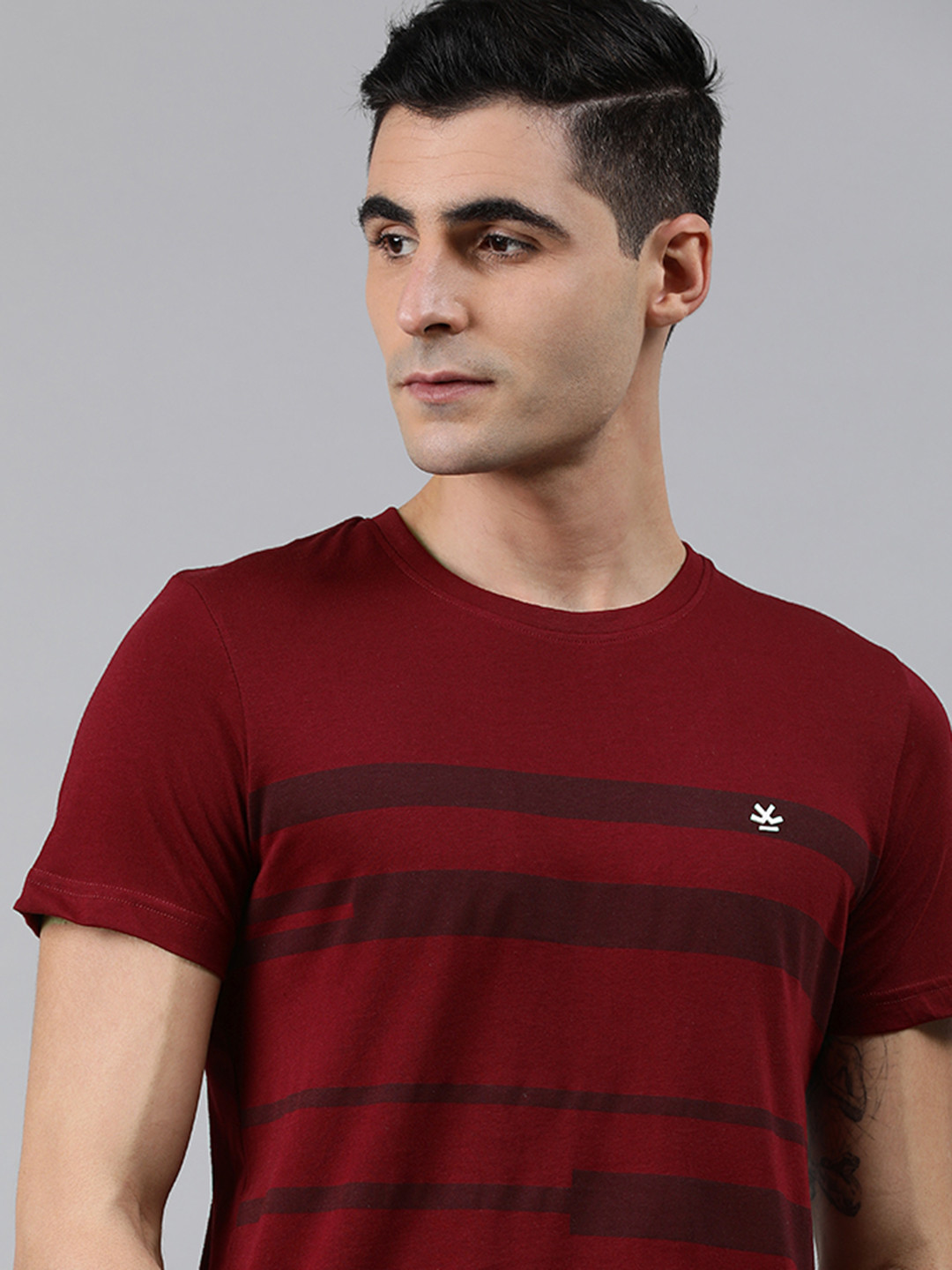 

WROGN Men Burgundy Slim Fit Striped Round Neck Pure Cotton T-shirt