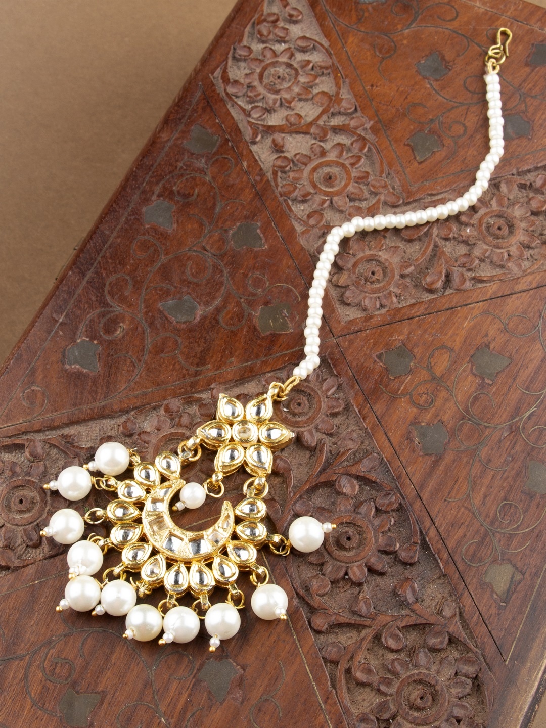 

AccessHer Gold-Plated Kundan Studded Handcrafted Vilandi Maang Tika