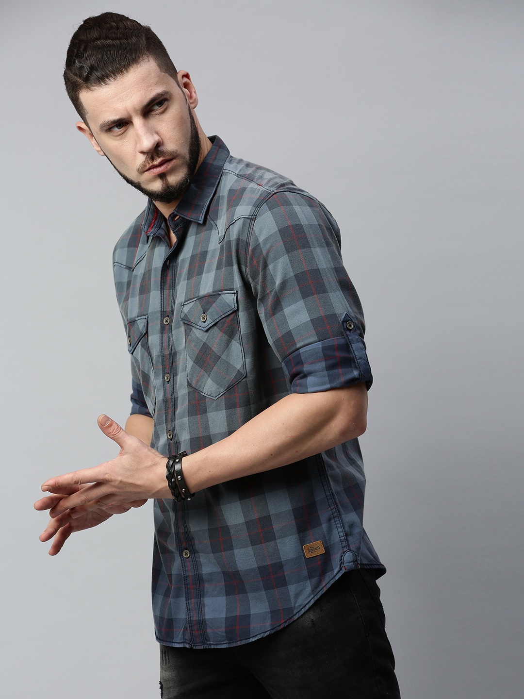 

Roadster Men Grey & Red Regular Fit Checked Casual Shirt