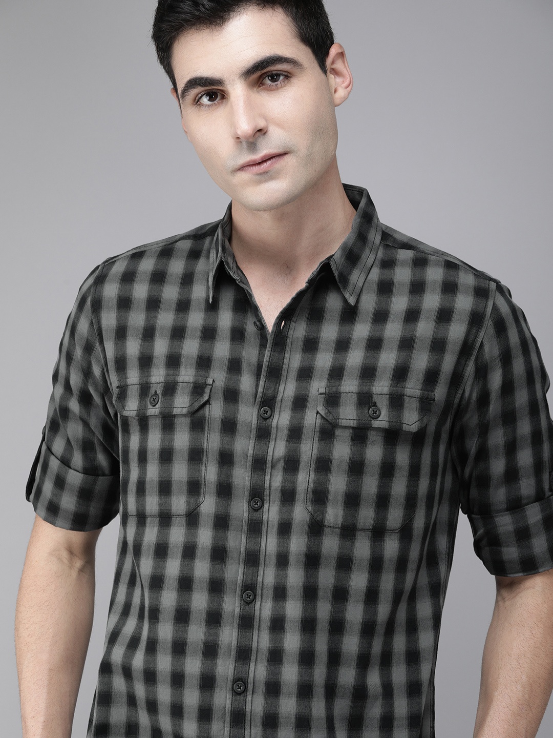 

Roadster Men Grey & Black Regular Fit Checked Casual Shirt