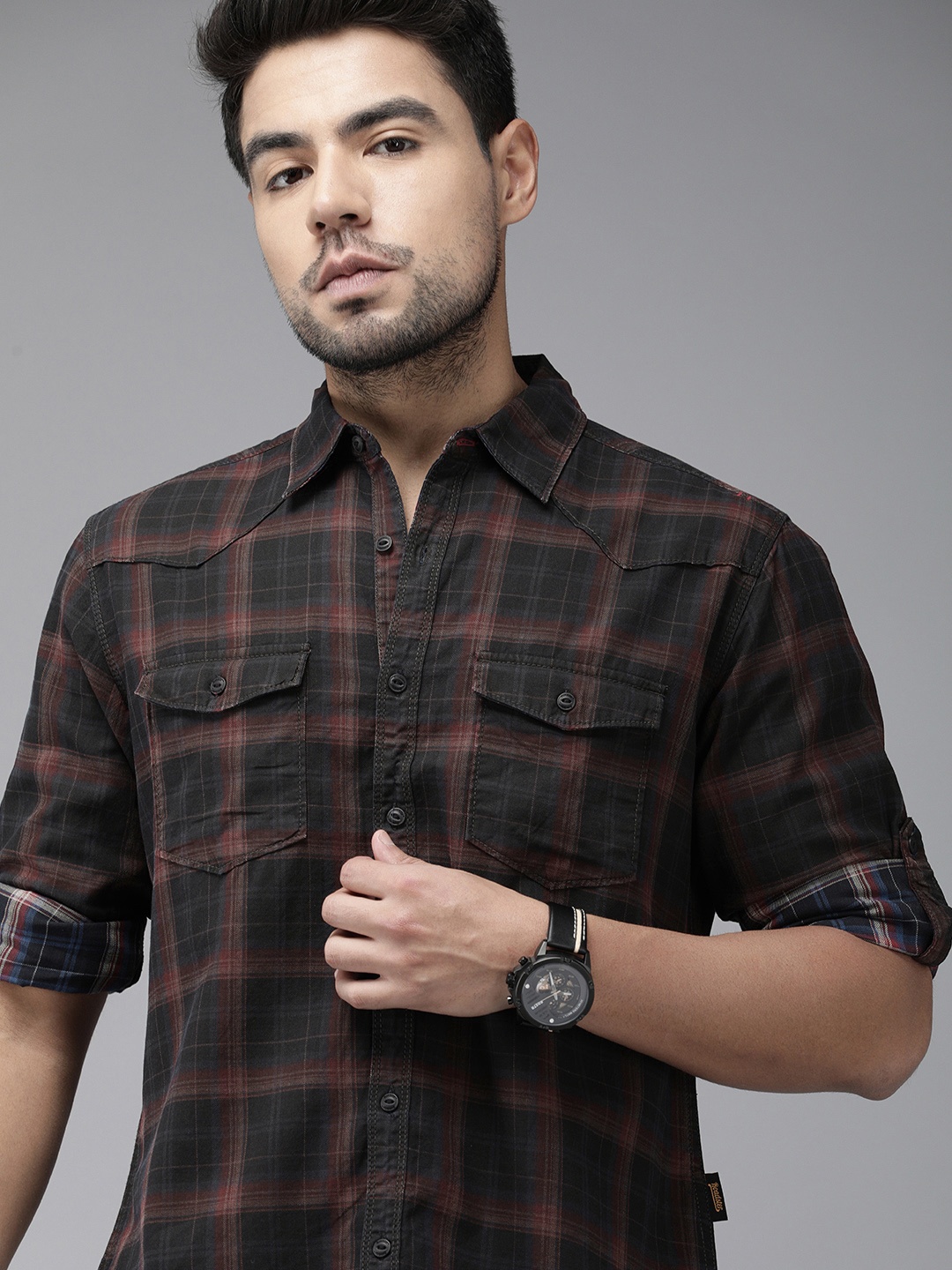

Roadster Men Black & Red Regular Fit Checked Casual Shirt