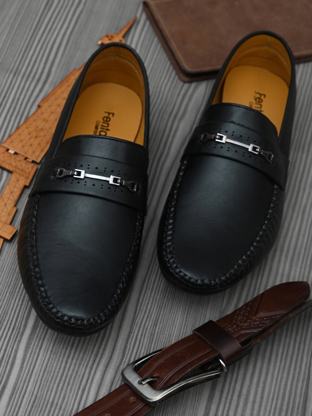 

Fentacia Men Black Lightweight Solid Loafers