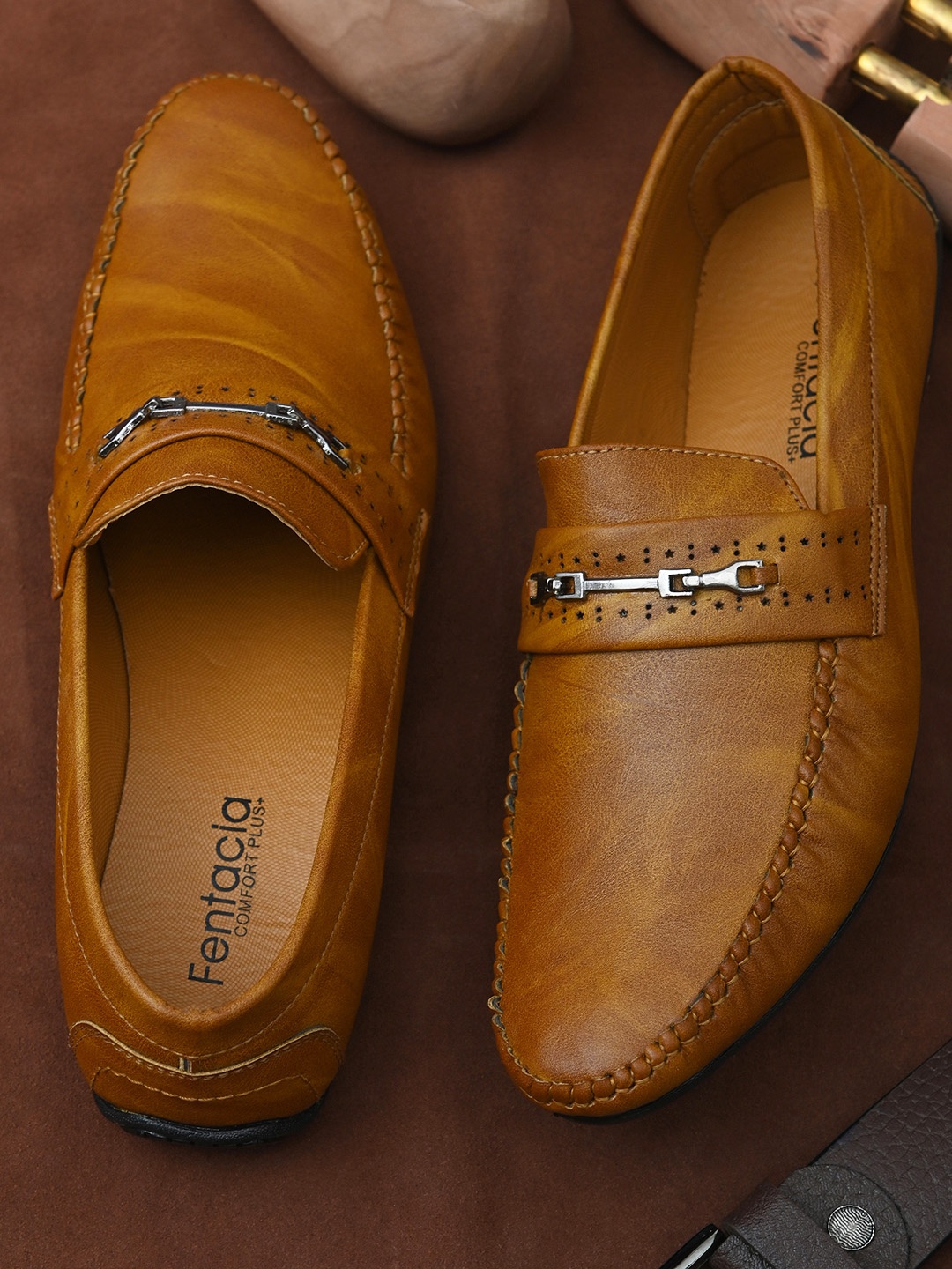 

Fentacia Men Tan Brown Lightweight Solid Loafers