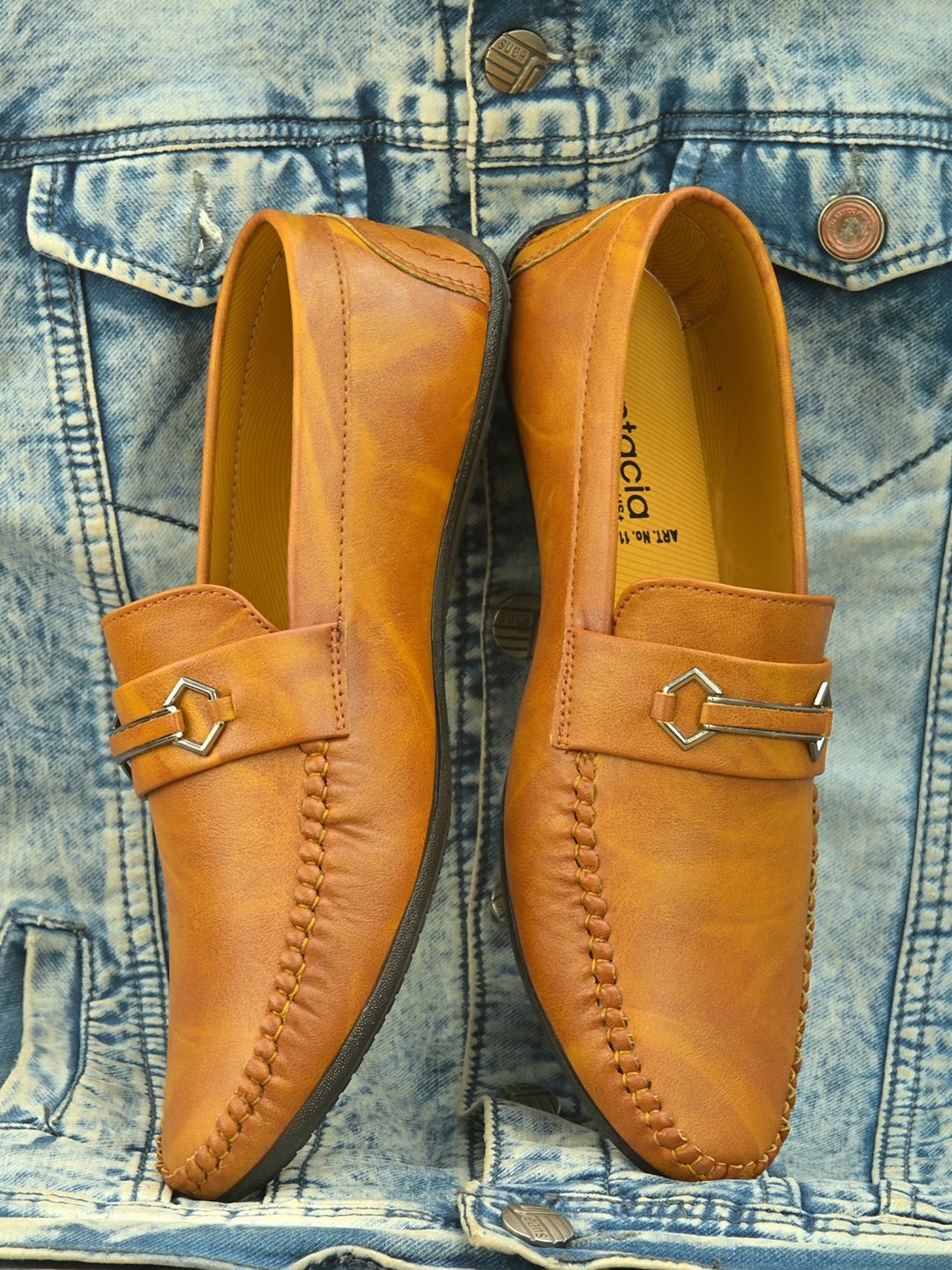 

Fentacia Men Tan Loafers