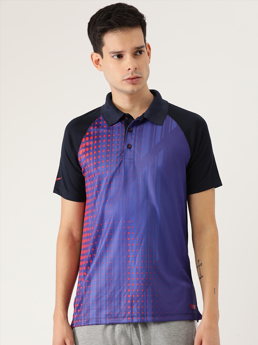 

Yuuki Men Blue & Red Geometric Print Polo Collar Sports T-shirt