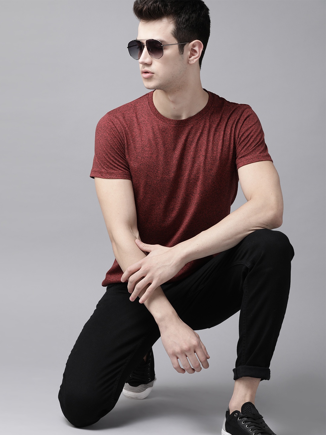 

Roadster Men Maroon & Black Grindle Effect Solid Round Neck T-shirt