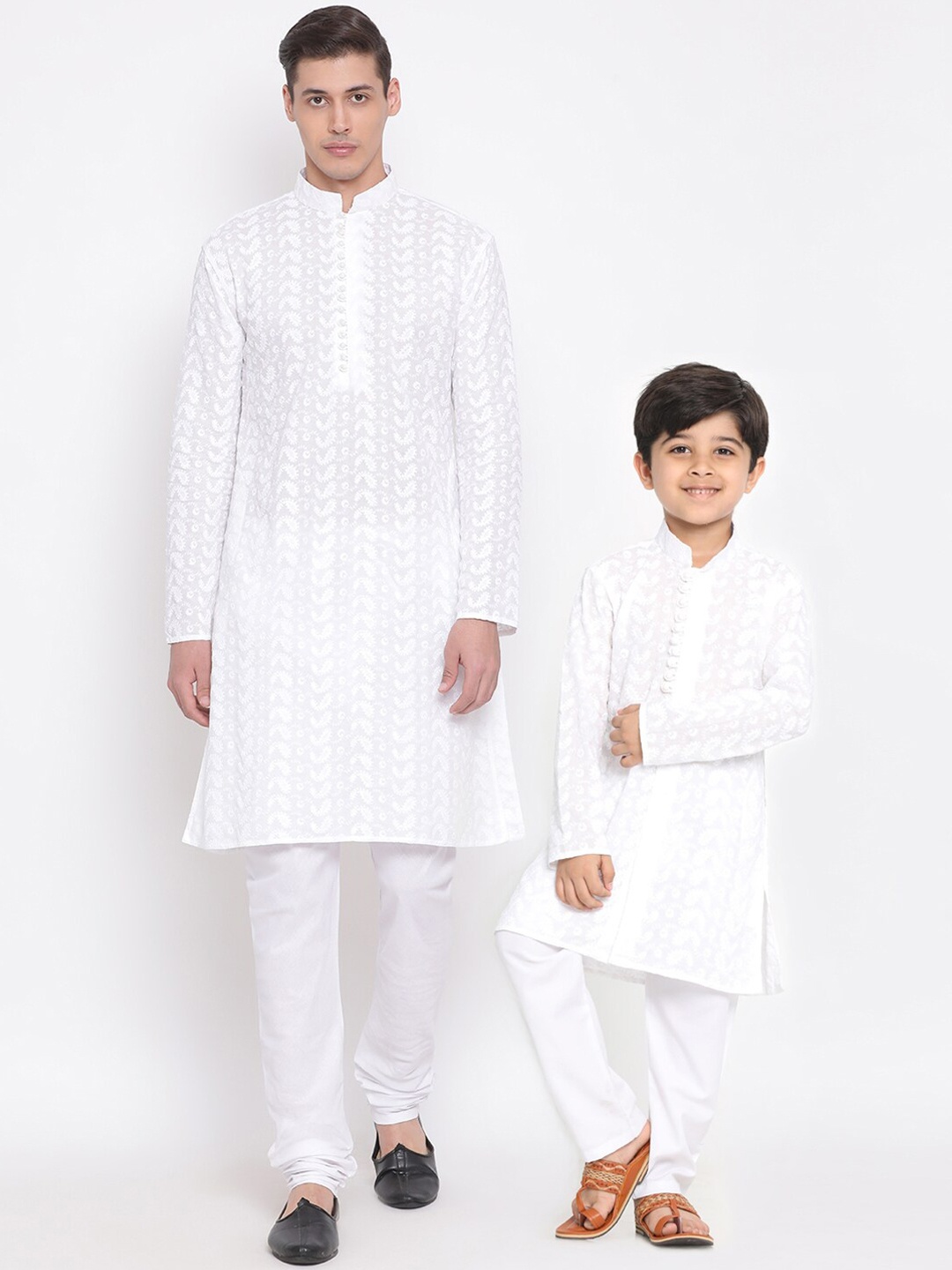

VASTRAMAY Men White Embroidered Chikankari Kurta with Pyjamas