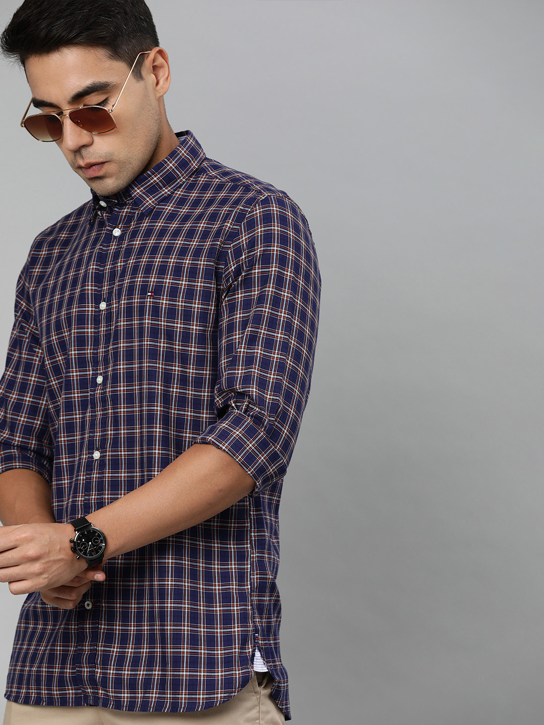 

Tommy Hilfiger Men Blue & Red Regular Fit Checked Casual Shirt