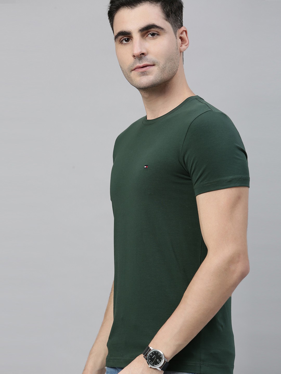 

Tommy Hilfiger Men Green Slim Fit Solid Round Neck T-shirt