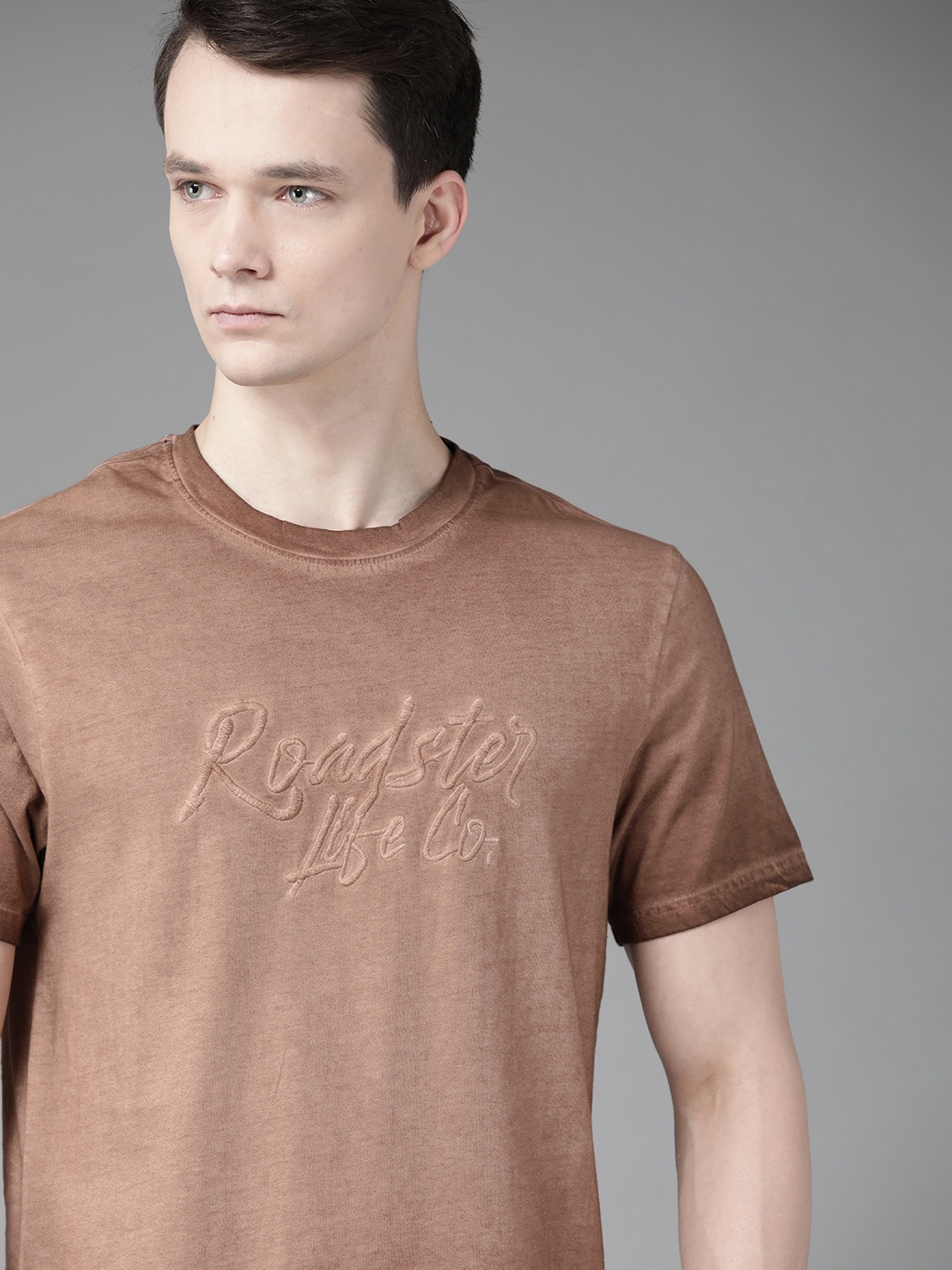 

Roadster Men Brown Solid Cotton Round Neck T-shirt