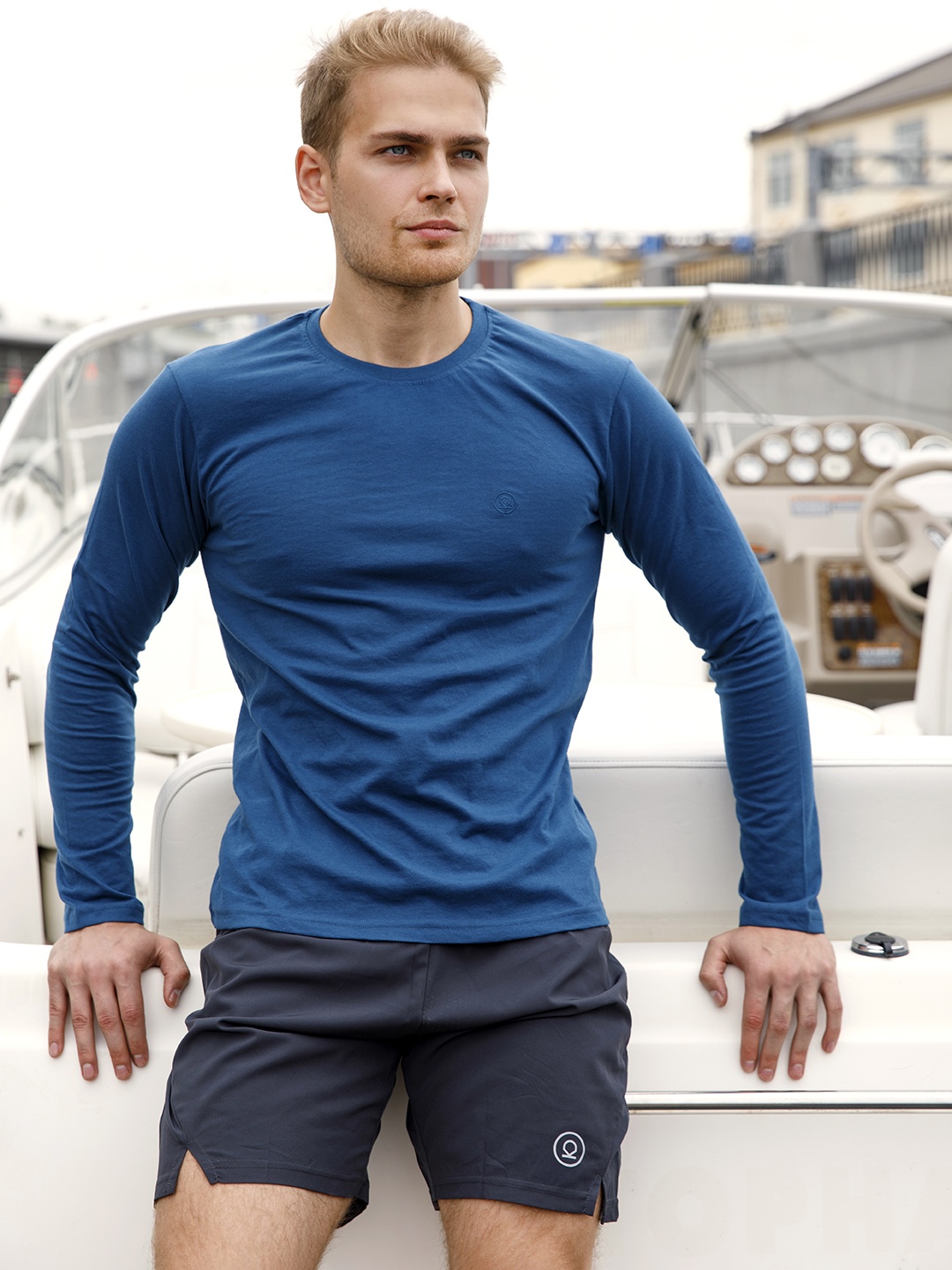 

CHKOKKO Men Blue Solid Round Neck T-shirt