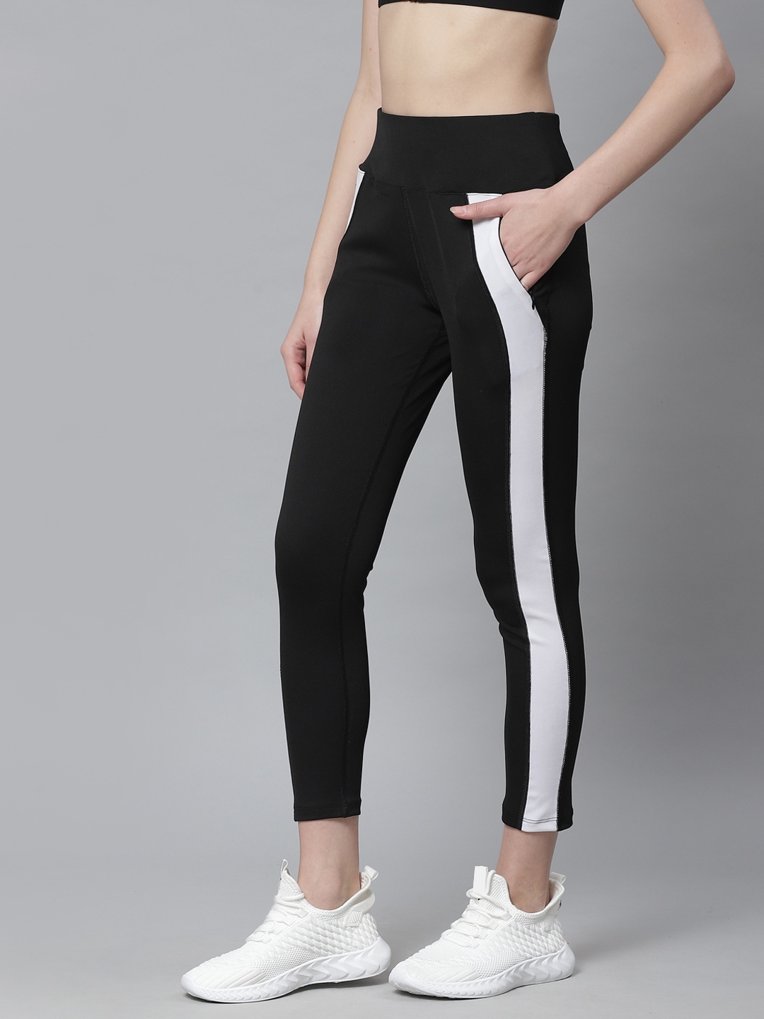 

CHKOKKO Women Black & White Side Striped Stretchable Yoga Tights