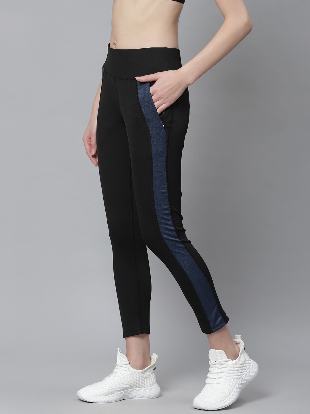 

CHKOKKO Women Black Blue Side Striped Stretchable Yoga Tights