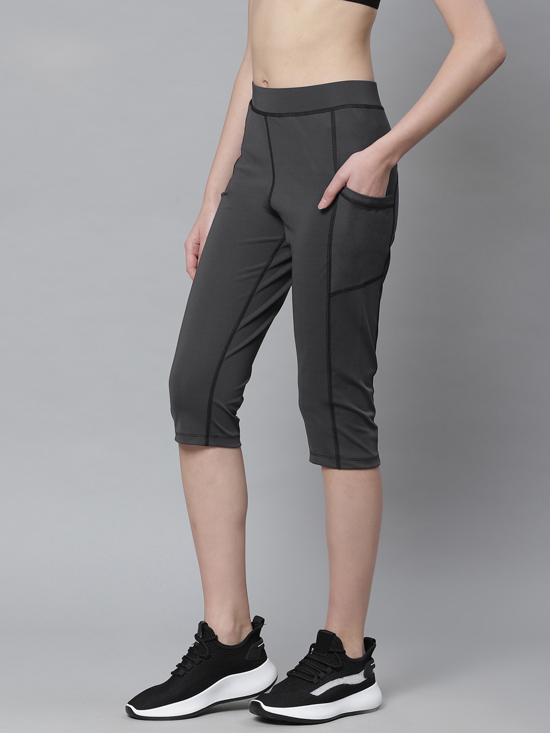 

CHKOKKO Women Charcoal Grey Slim Fit Solid Three-Fourth Yoga Tights