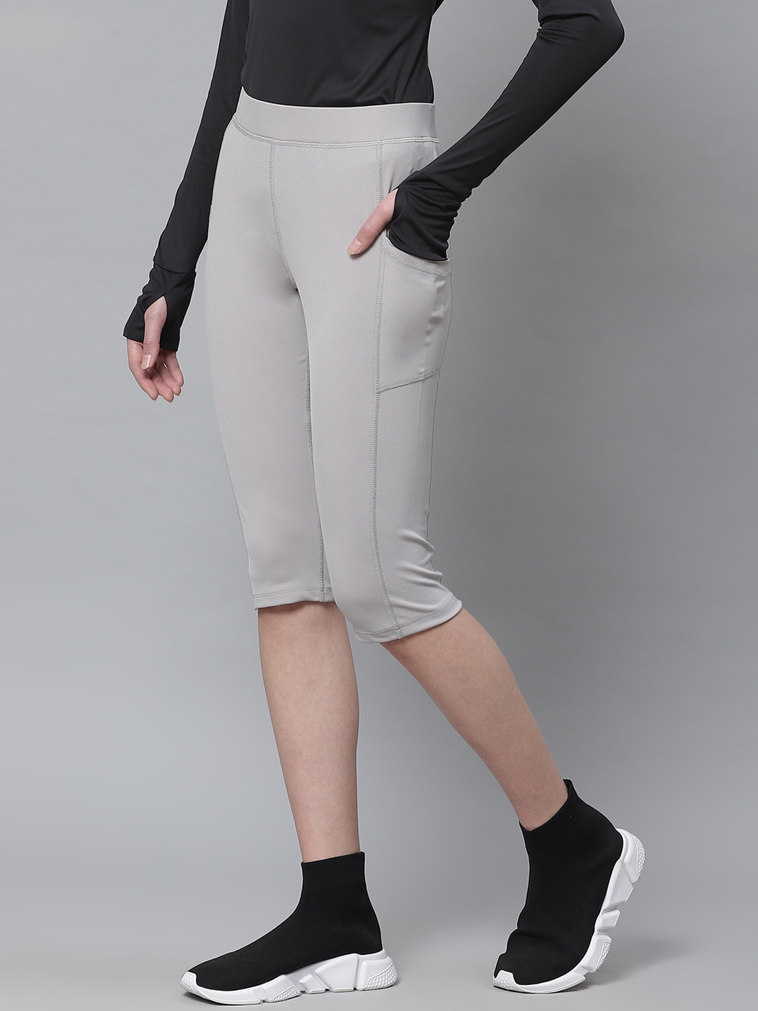 

Chkokko Women Grey Solid Slim Fit Yoga Capris