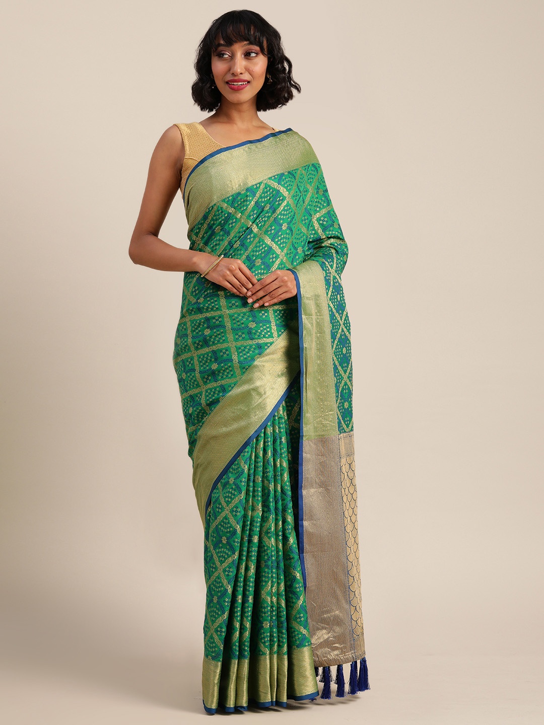 

VASTRANAND Green & Gold-Toned Silk Blend Woven Design Patola Saree
