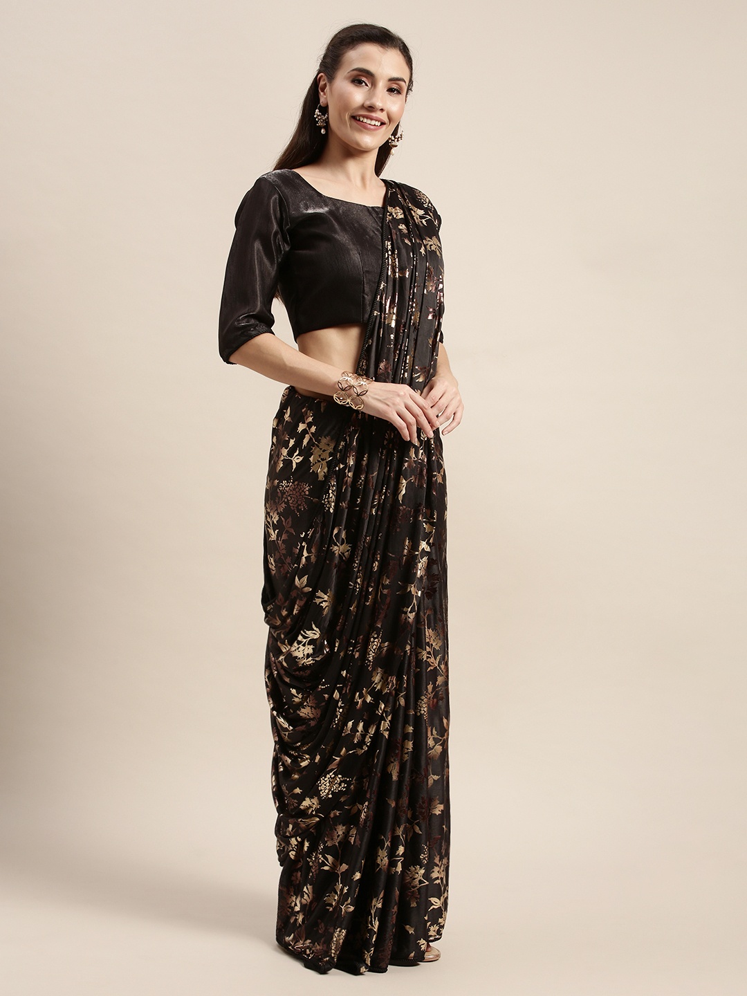 

Amrutam Fab Black & Gold-Toned Silk Blend Printed Block Print Saree