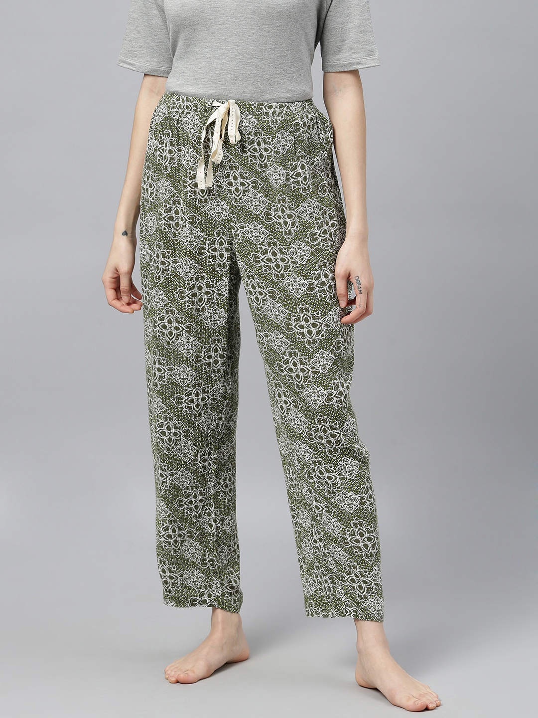 

Chemistry Woman's Green and White Printed Solid Cropped Lounge Pants