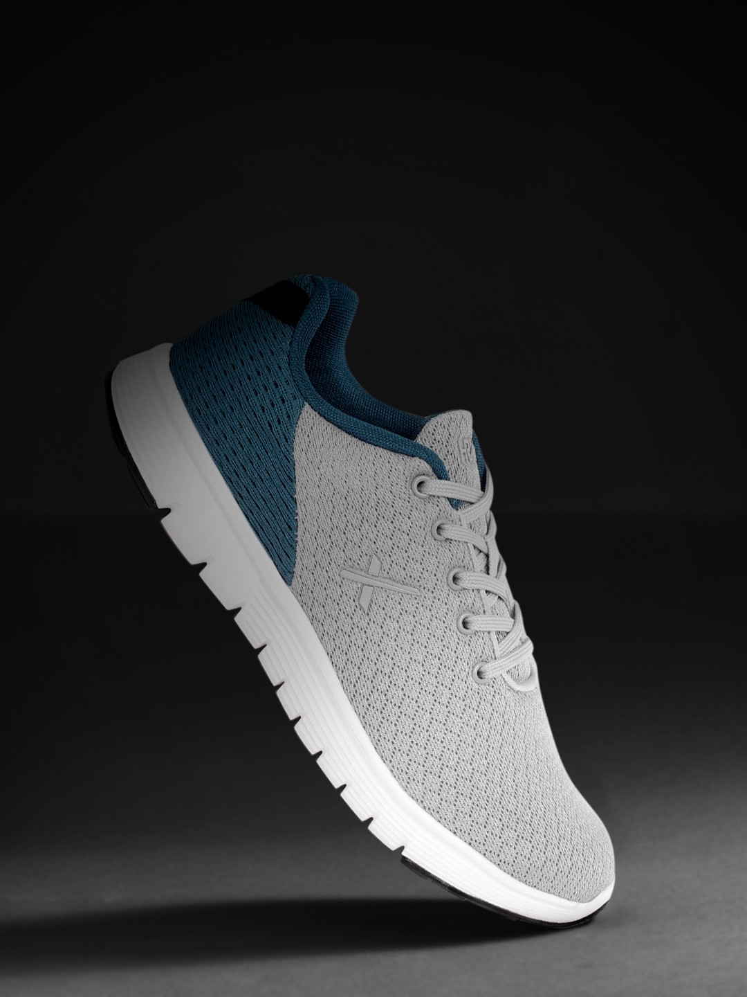 

HRX by Hrithik Roshan Men Grey & Teal Blue Front Runner Shoe