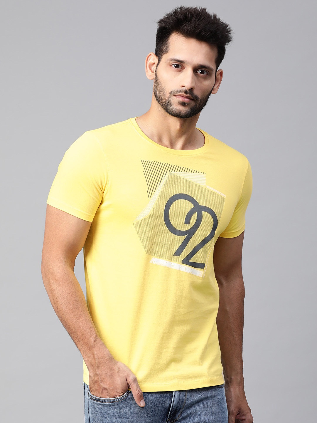 

SPYKAR Men Yellow & Black Graphic Print Round Neck T-shirt