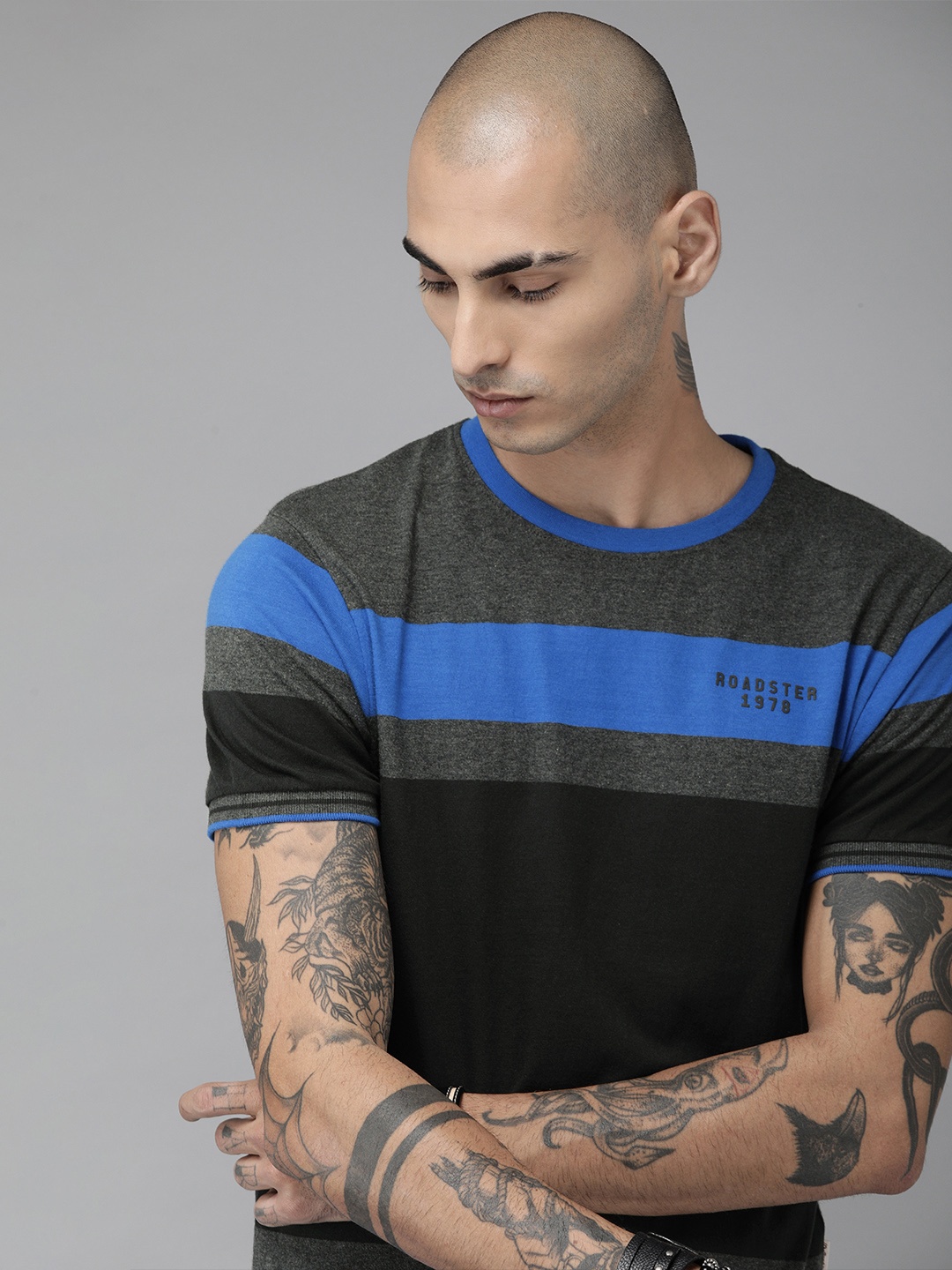 

Roadster Men Grey Black Colourblocked Round Neck Pure Cotton T-shirt