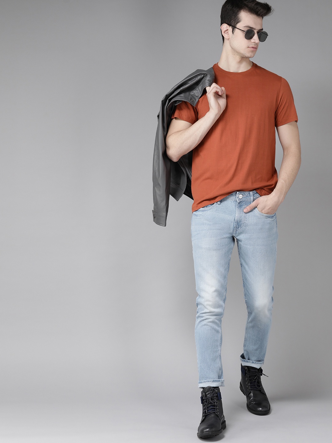 

Roadster Men Rust Orange Pure Cotton Solid Round Neck Pure Cotton T-shirt