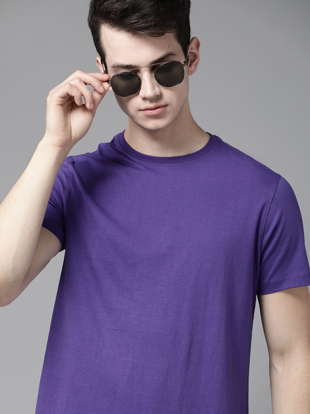

Roadster Men Purple Pure Cotton Solid Round Neck T-shirt